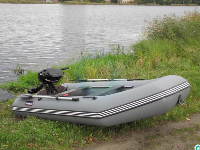 Вариант лекгой, мобильной лодки Хантер 320 лк. 37 кг вес, килевое днище. Фанерный настил. Шикарный вариант бюджетной легкой лодки под мотор до 10 сил.