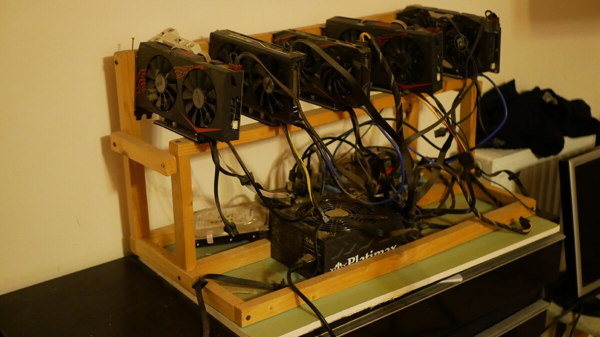 Место для криптовалюты. Ящик для видеокарт. Генезис майнинг энигма. Вулипули майнинг. Стеллаж для видеокарт.