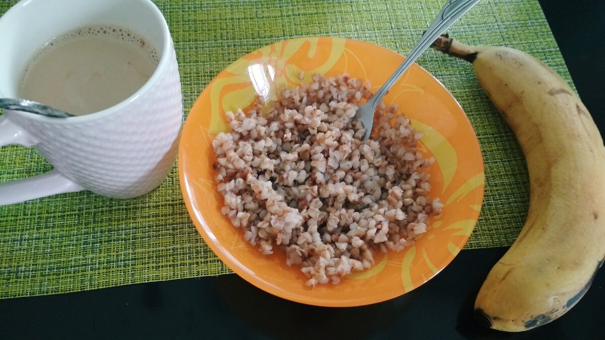 Завтрак: гречка, банан, кофе со сливками