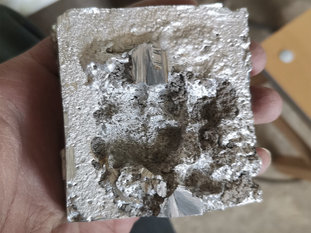 Последствия слишком медленной заливки, метал застыл в литнике.