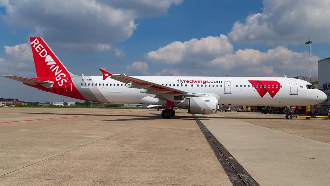 Red wings airlines отзывы. Red Wings a321 Neo. Red Wings Airlines новая ливрея. A321 Red Wings новая ливрея. Самолеты Red Wings Airlines Airbus a 321.