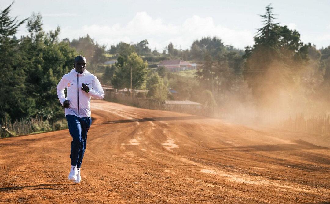  Элиуд Кипчоге бежит по дороге. Фото: nnrunningteam.com