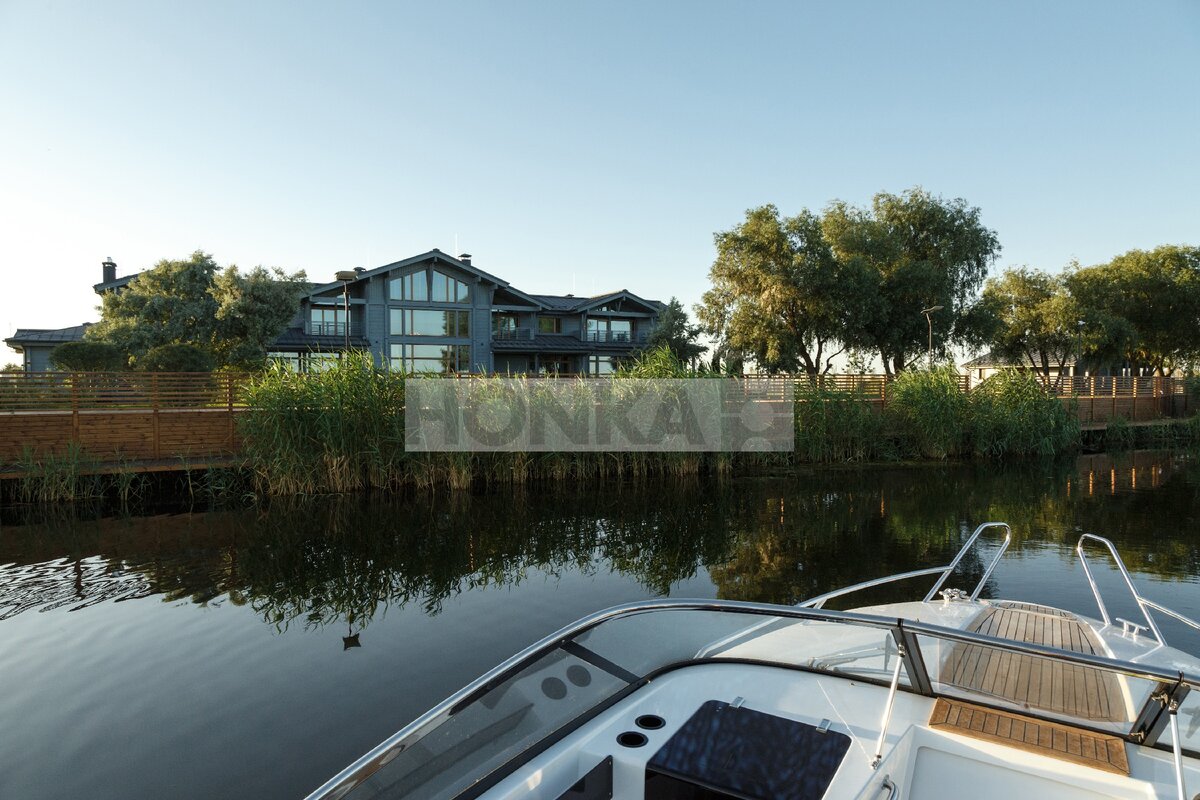 Вид с реки и катера на Ля Дача Астрахань от HONKA