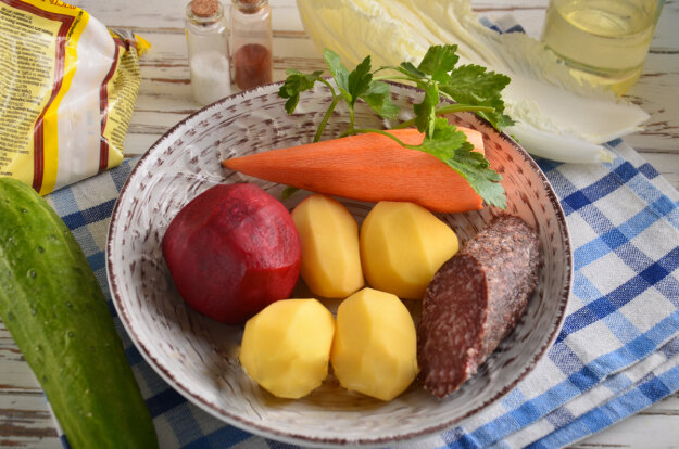 Вкусный, простой салат со свеклой (сырой), жареной картошкой, копченой колбасой и свежими овощами. Богат витаминами, клетчаткой и майонезом.-2