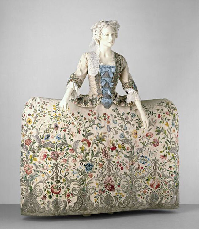 Плятье из коллекции Victoria and Albert Museum. Оно относится к 1740-1745 гг. Сделано из шелка и расшито золотом. 