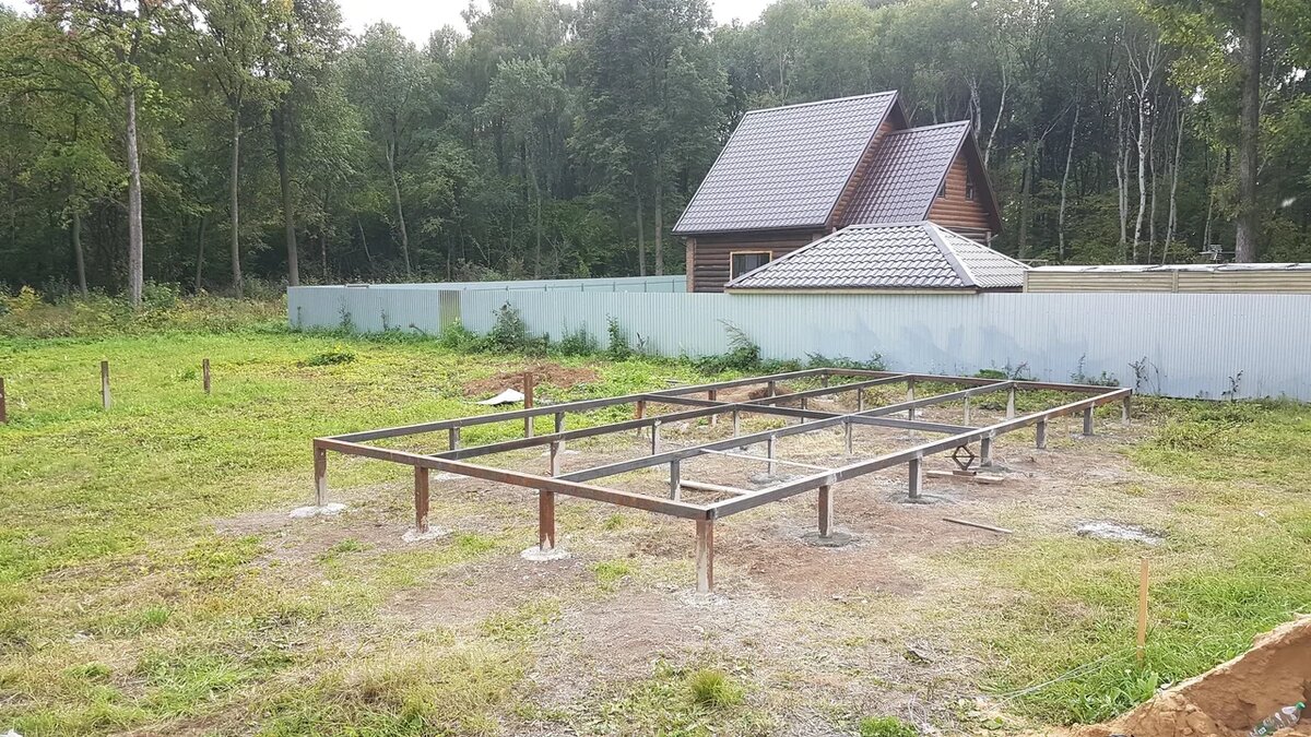 Для тех кто еще не пошутил, вот фотографии фундамента из труб 100*100*3мм. еще не окрашенный