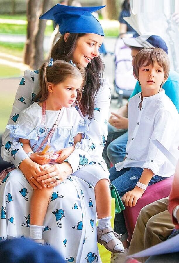 Марина Александрова с детьми. Источник "Яндекс картинки"