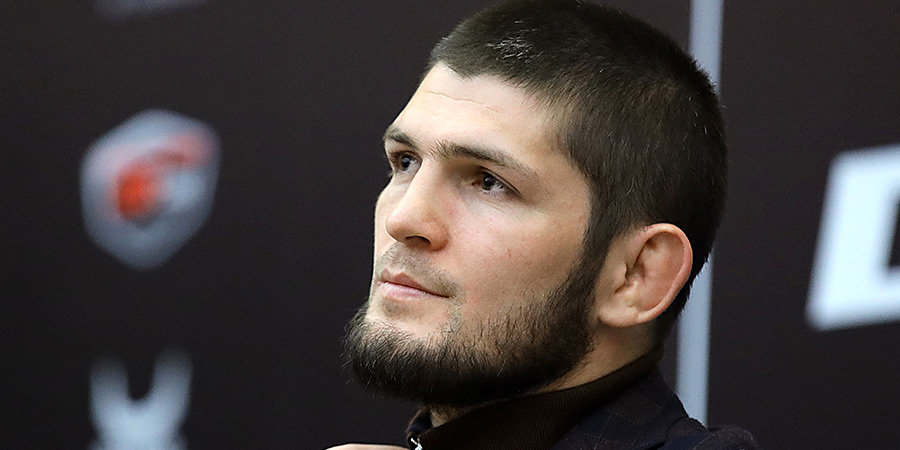 Российский боец ММА Хабиб Нурмагомедов провел прямой эфир в Instagram, где пообщался со своими подписчиками.  
— Будет ли бой с Тони? Хороший вопрос. Я не могу ответить на этот вопрос где-то с 10 марта. Все говорят, что мне надо куда-то улететь. Куда? В Америке нет турнира. В Абу-Даби? Там тоже нет турнира. В Европе тоже нет турнира. Зачем мне лететь в Америку? Я читаю про себя во всех новостных порталах. С декабря нахожусь в боевом режиме: гоняю вес, работаю постоянно, спарринги днем и вечером, борьба. 
Я хочу улететь и провести бой, но никто не говорит, куда мне надо лететь. Видимо, все сидят дома и им нечего обсудить. Думаю, что всё должно быть обосновано, должны быть аргументы. Куда я должен улететь? Хочу узнать место, скиньте локацию. Я вот нахожусь дома, тренируюсь, продолжаю работать. 
Отметим, что к прямому эфиру подключился Конор Макгрегор, который обратился к российскому бойцу. 
— Добавь меня, — написал ирландец в чате, попросив Хабиба подключить его к трансляции. 
