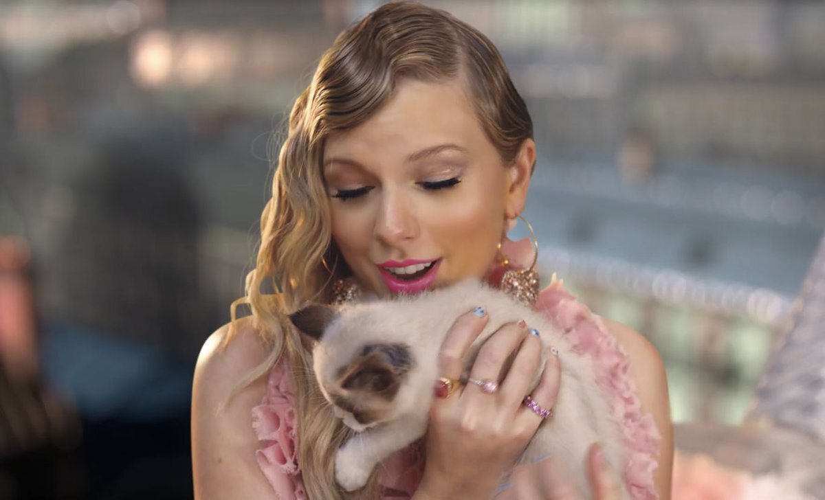 Тейлор Свифт и ее кот Бенжамин Баттон