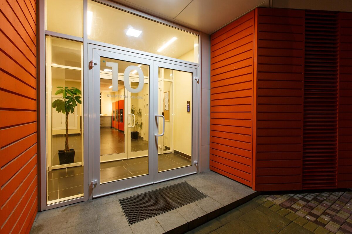 Вот обычный выход из подъезда во двор. Подъезд светлый, чистый. Двери прозрачные, так что всегда видно, кто в подъезде и какая погода на улице.