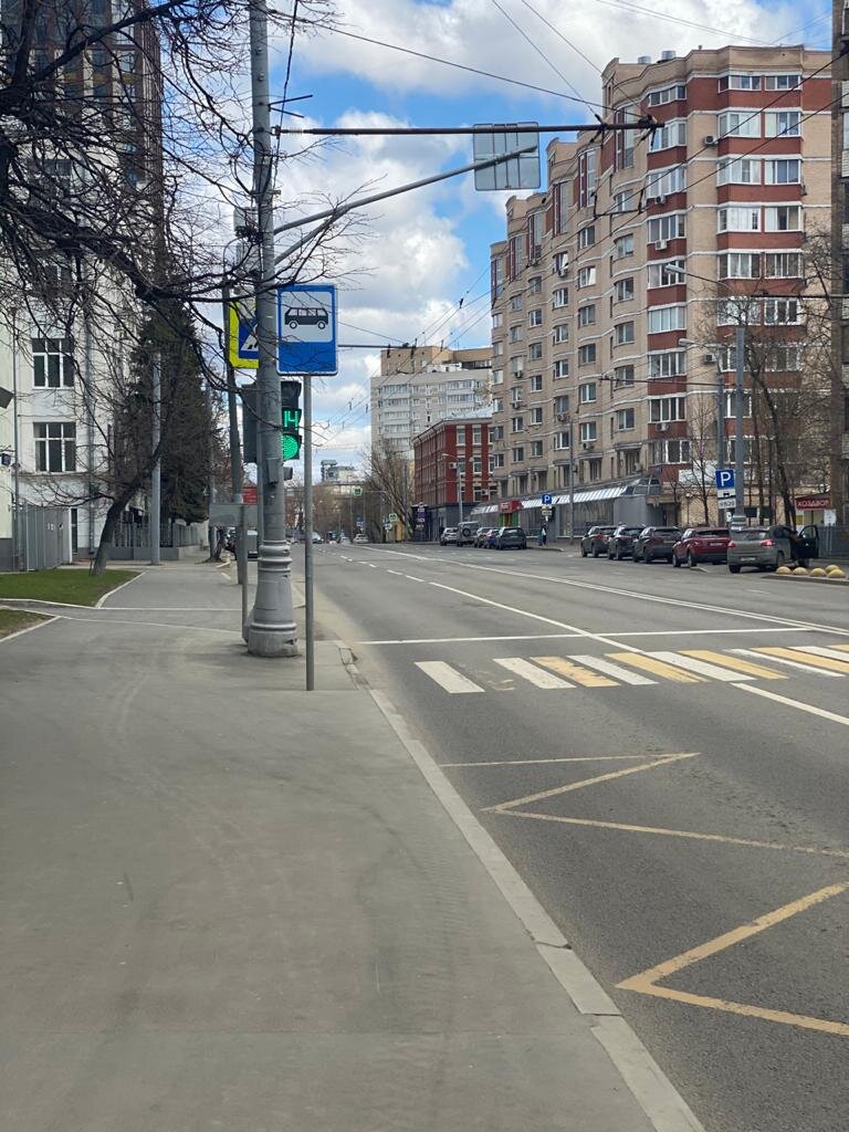 Пресненский вал, в сторону метро Белорусская.  Дорогу можно переходить даже на зелёный. Никого