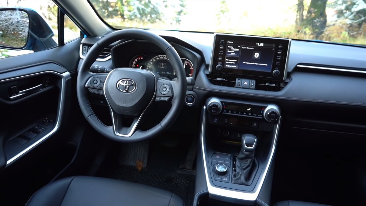 Эргономика достойная, все под рукой. Блогеры особенно хвалят "крутилки" климат-контроля: попробовал, удобно. 