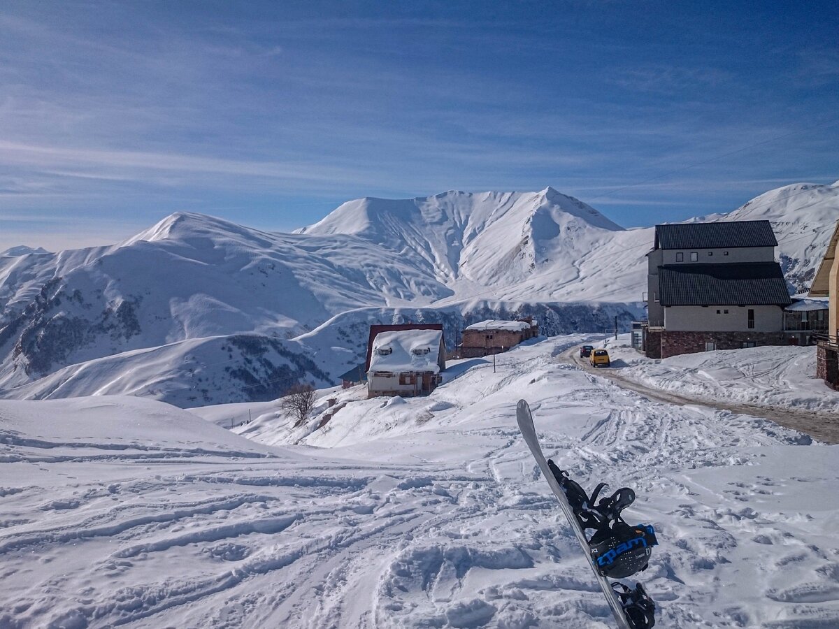 После нескольких спусков решили продолжить разговор в сопровождении грузинской кухни