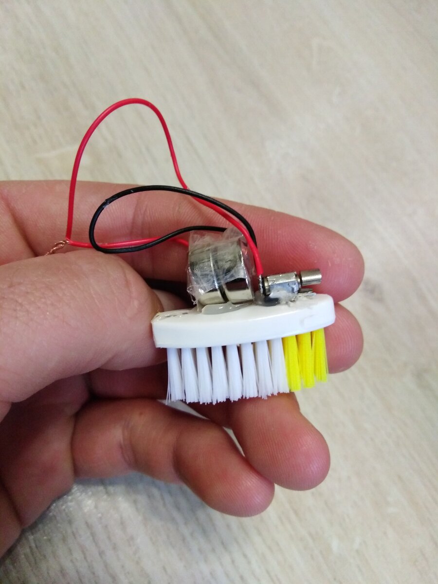 Неказистый робот, собран на скорую руку.