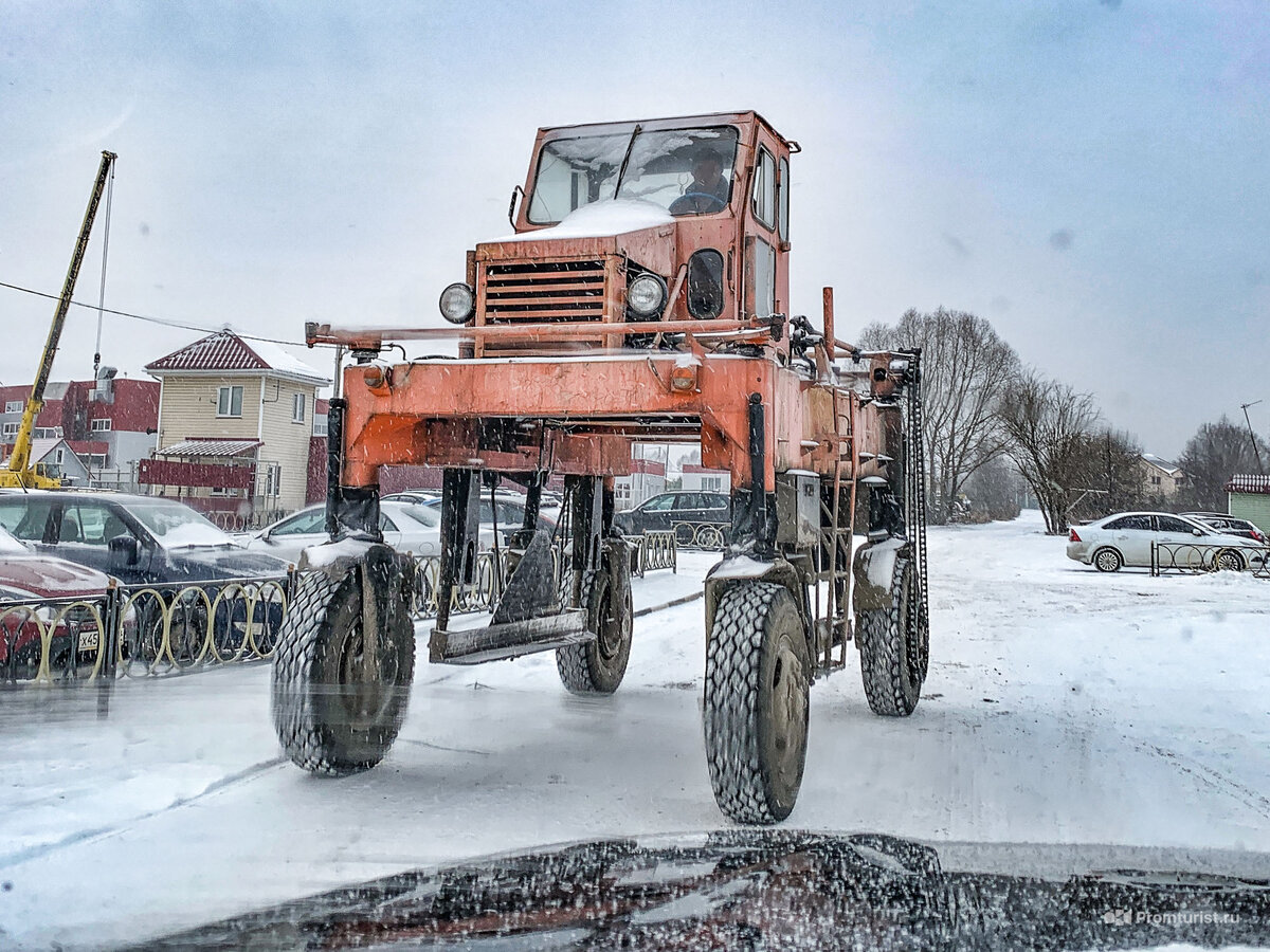 Встретил необычный грузовик. У него кузов снизу, а мотор от ГАЗ-51 😯🚚⛓ |  Промышленный турист | Дзен