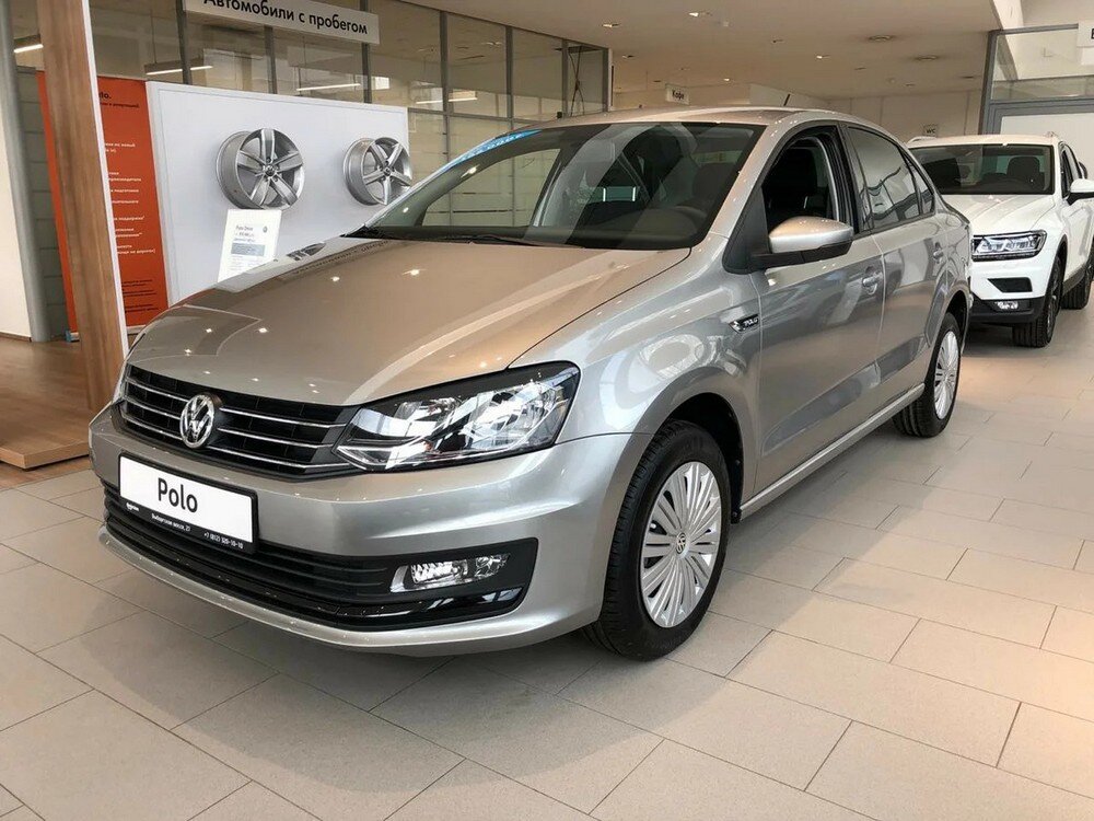 Данный Volkswagen Polo пятого поколения с рейстайлингом выглядит довольно круто. Этот седан довольно неприхотлив в эксплуатации, а потому удовлетворит даже самого прихотливого водителя. Низкая цена дополнительно «подкупает» будущего автовладельца. Volkswagen Polo пятого поколения собирают в России, что довольно удобно с точки зрения цены. Однако качество кузова иностранного Polo несколько выше, а бампер у иностранного кузова выдержит столкновение.
За счет подвески достигается плавное движение, а благодаря двигателю машина двигается довольно быстро и резво.
В целом – автомобиль неплох, на него можно обратить внимание семейным людям, желающим купить хороший автомобиль по низкой цене.
Характеристики:
Объем двигателя – 1.6 литра.
Мощность двигателя – 90 л. с.
Максимальная скорость – 190 км/ч.
Разгон до 100 км/ч – 10.5 секунд.
Привод – передний.
Коробка передач – механическая.
Расход бензина на 100 км – 6.4 литра.