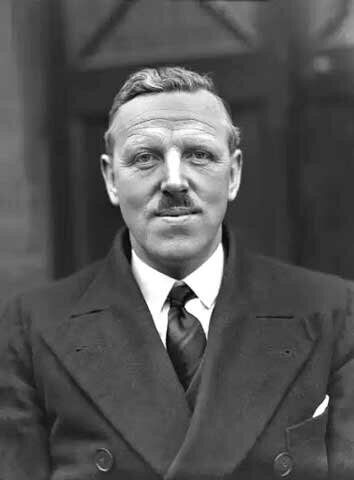 Хотелось бы показать фото, как английский капитан Б.Мур поднимает на головой трофей победы, но это будет несправедливо. Тут должен быть этот человек, Президент ФИФА Стенли Роуз из Великобритании,  он все сделал  для победы ))