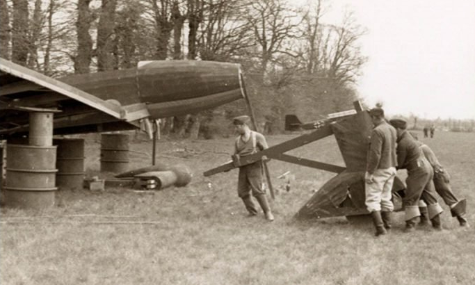 Постройка деревянного немецкого аэродрома