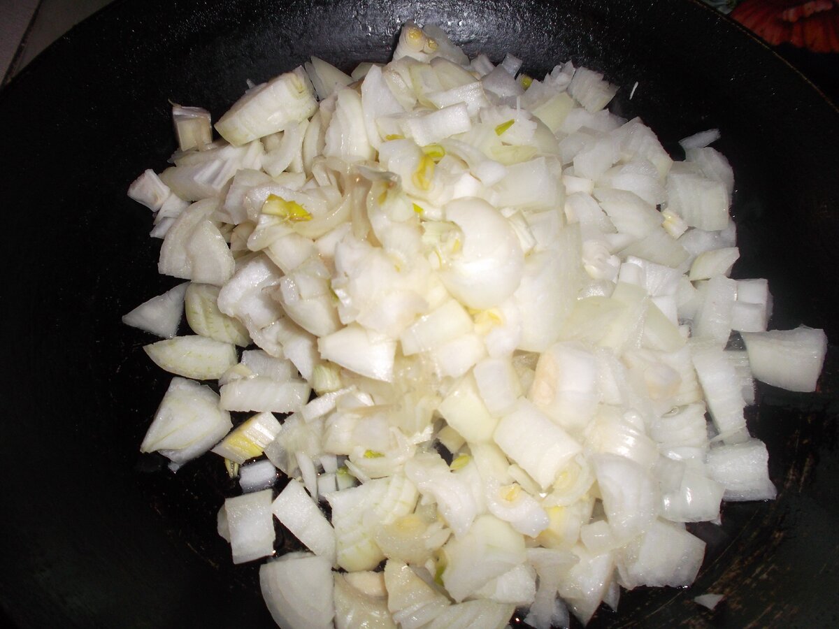 Лук режем кубиками и отправляем на сковороду