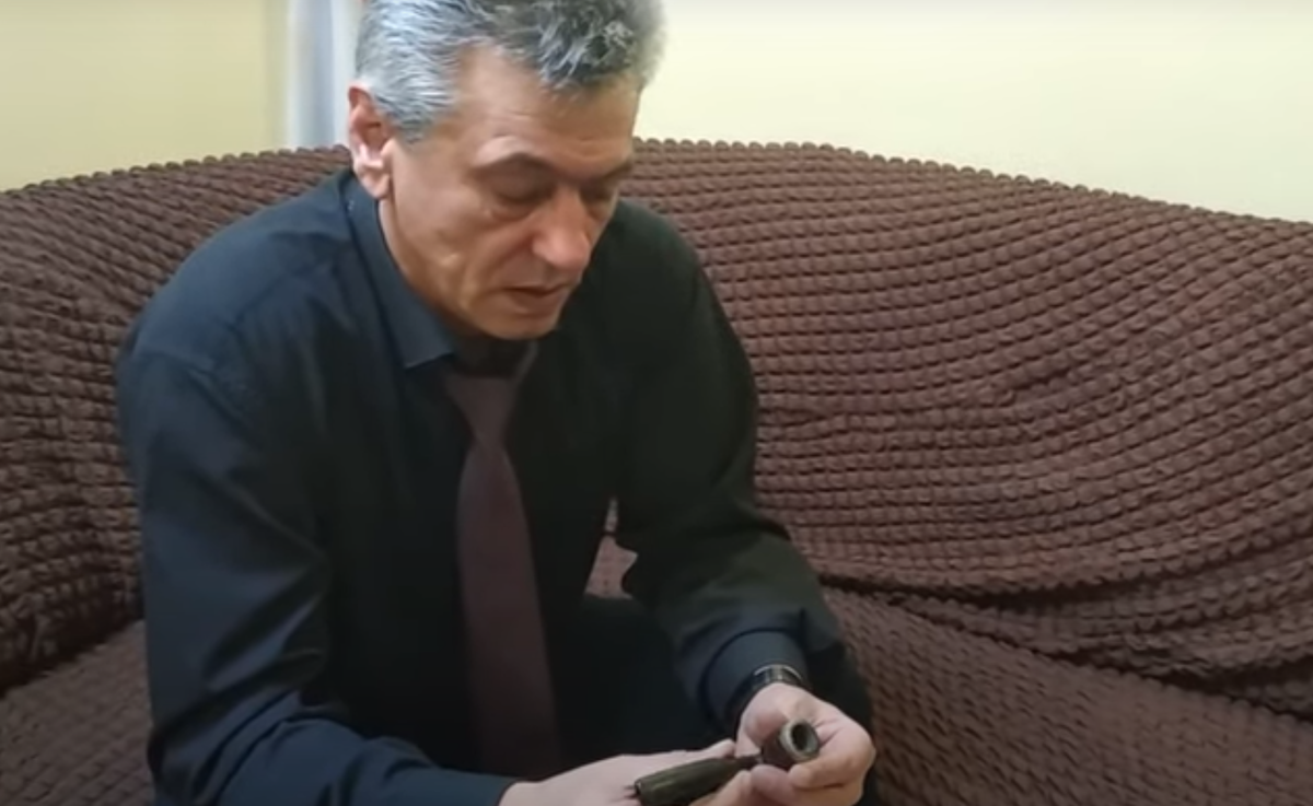 Александр Гусак держит трубку Феликса Дзержинского