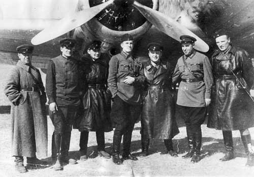 СмАЗ 2 А.Е.Голованов – командир полка (крайний справа). Смоленск, весна 1941 г