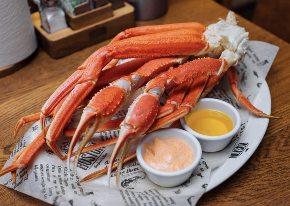 Краб опилио что это. Boston Seafood краб. Ресторан Бостон Камчатский краб. Клешни краба в ресторане. Краб Стригун ресторан