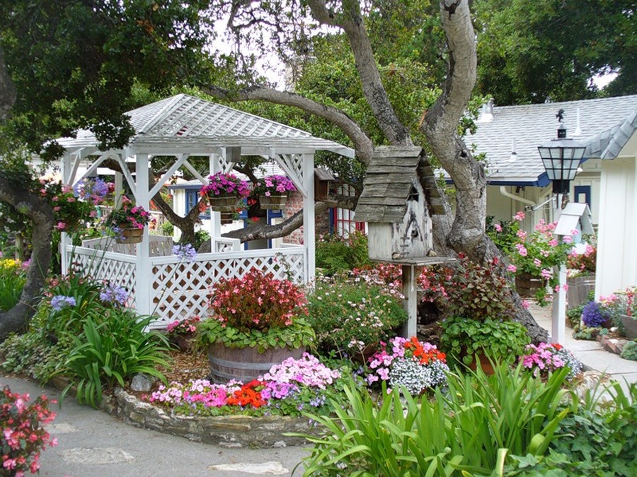 Классическая беседка с отделкой из решеток.