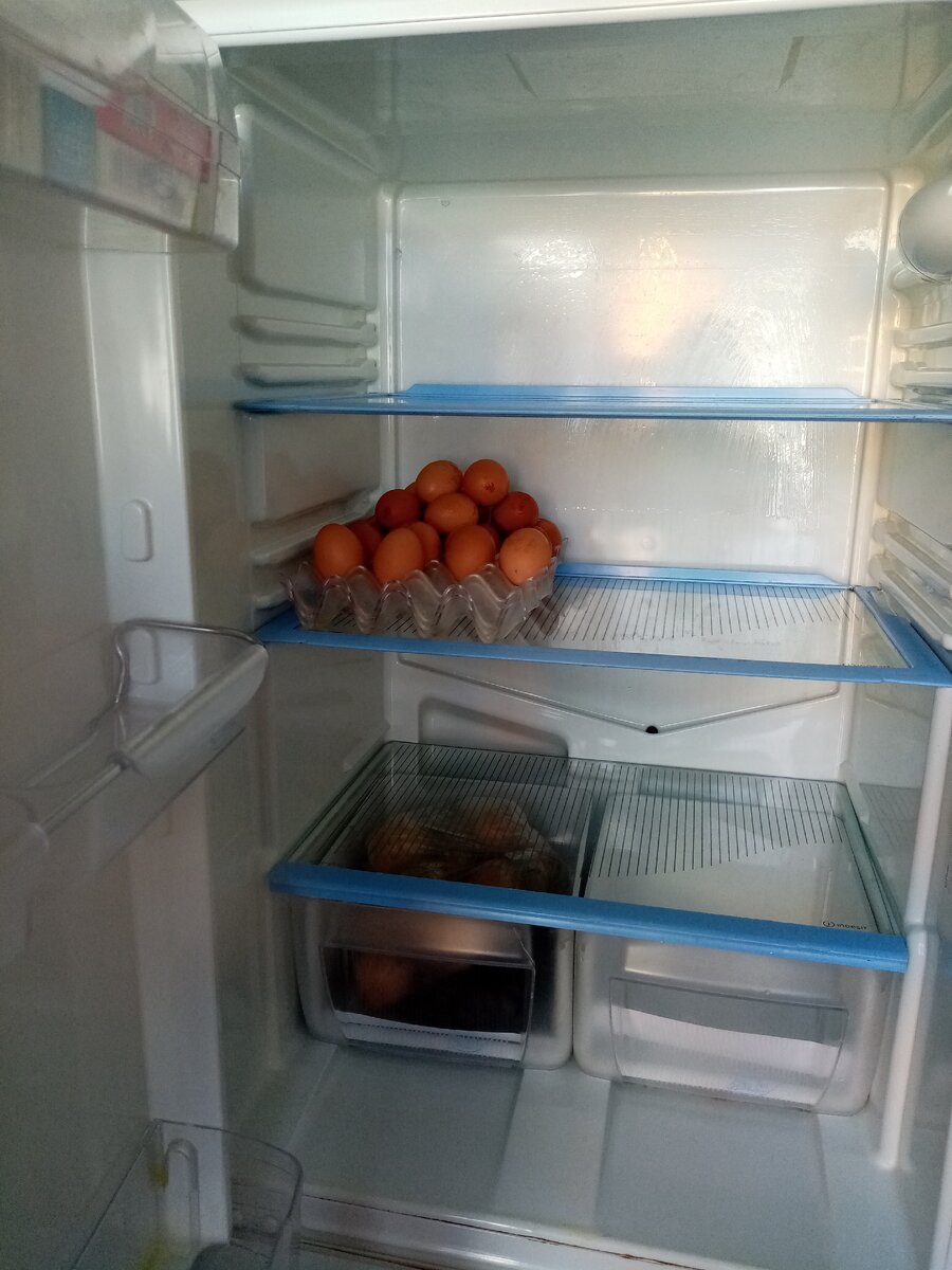 Почти пустой холодильник. Для оформления карточки, фото моё.