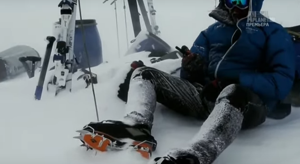 - Вы откуда здесь? - Эй, Майк, в кино сниматься будешь? – Сколько? Кадр из фильма «Перевал Дятлова: Гипотеза о Йети» («Russian yeti: the killer lives»). 2014 год. 