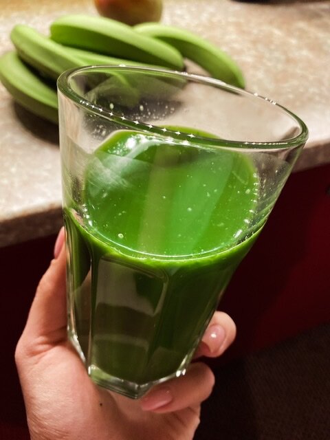 ежедневный источник бодрости: капуста кале, сельдерей, лайм, яблоко, куркума, матча