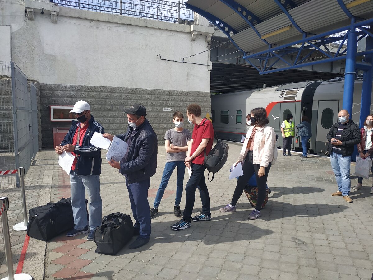 Экипаж затонувшего крейсера «москва». Москва прибыл в севастополь. Москва прибыл в севастополь. Крейсер москва на параде. Москва прибыл в севастополь.