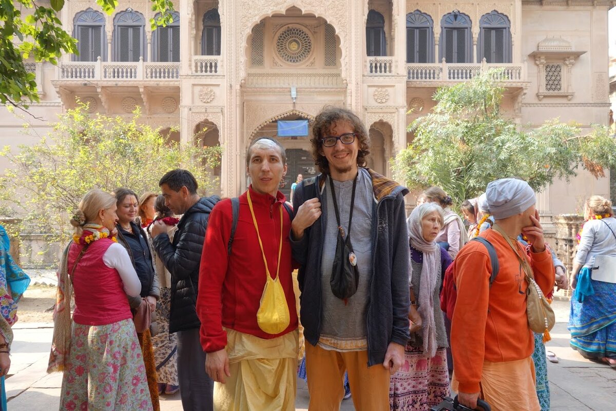 В Индии (я справа по центру, в серой кофте)