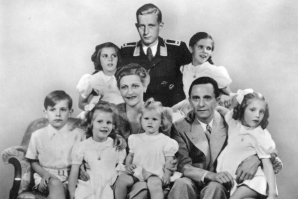 Геббельс покончил жизнь самоубийством на следующий день после Гитлера, убив шестерых своих детей.