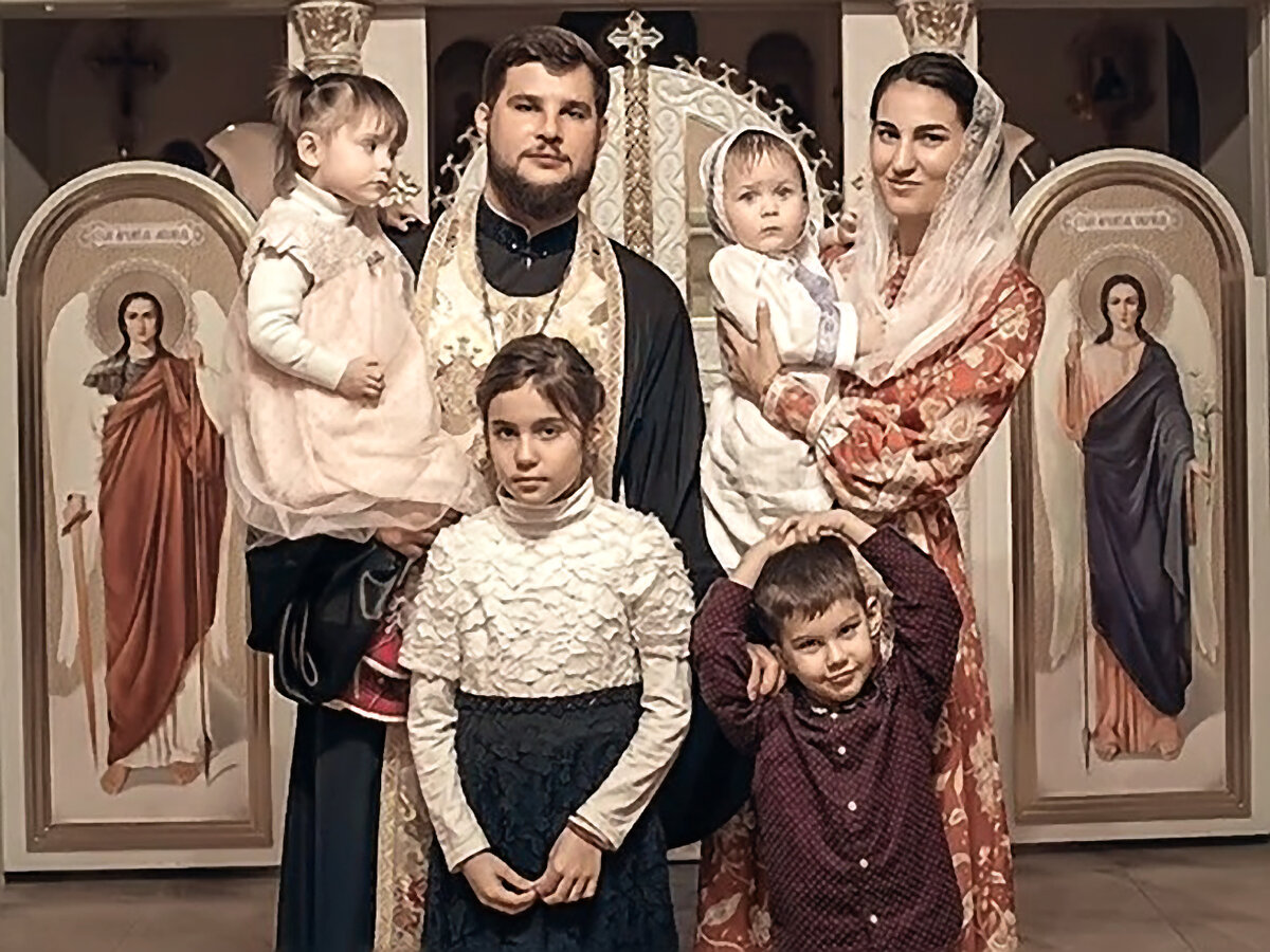 Отец Петр и матушка Александра с детьми.