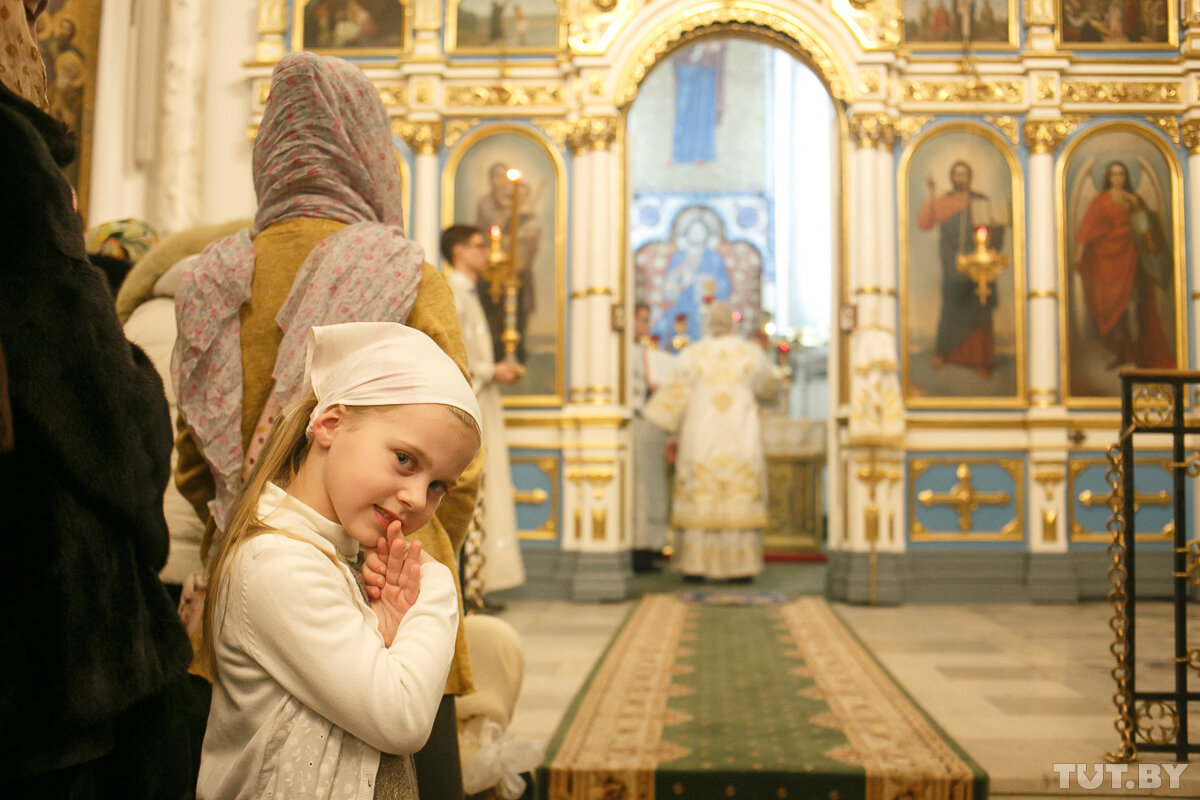 Православная девушка в храме