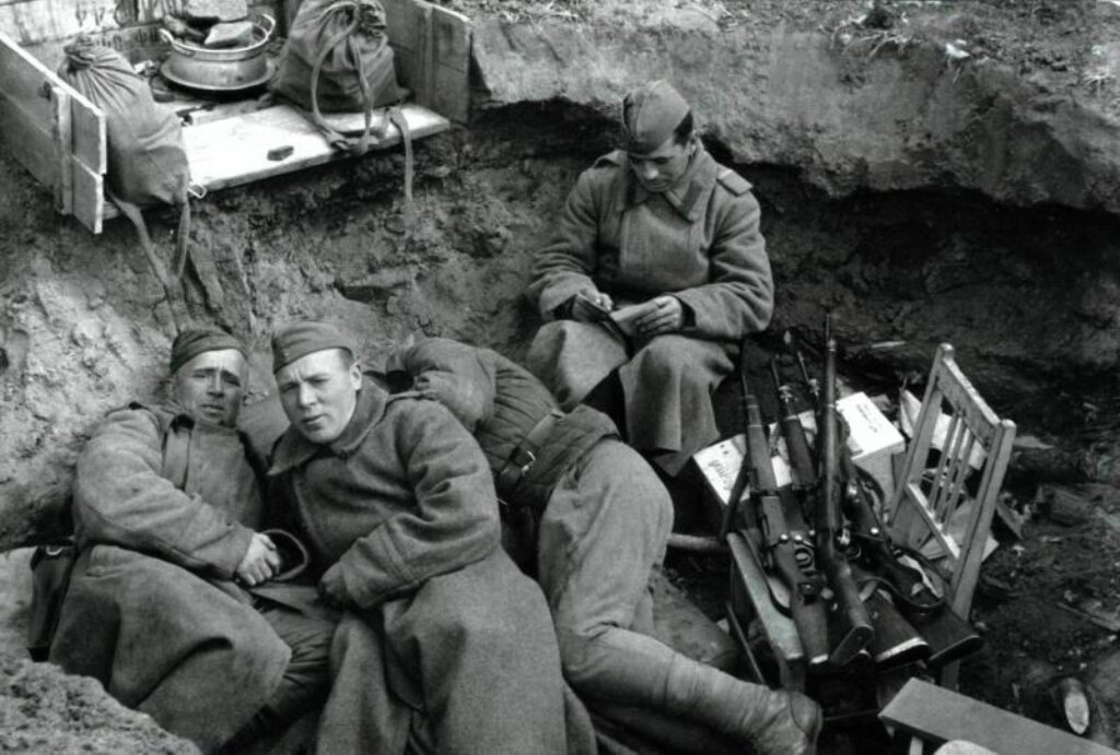 Советские солдаты в окопах.