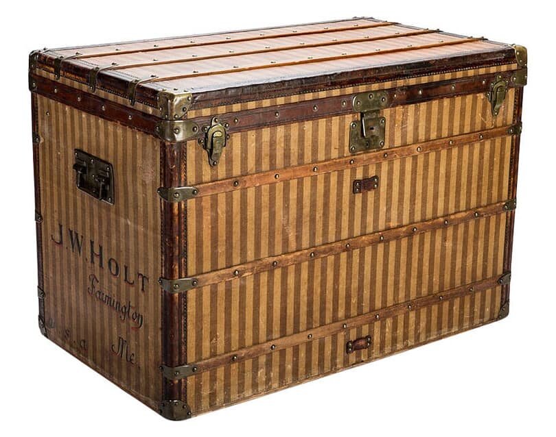 Сундук, обитый полосатой парусиной