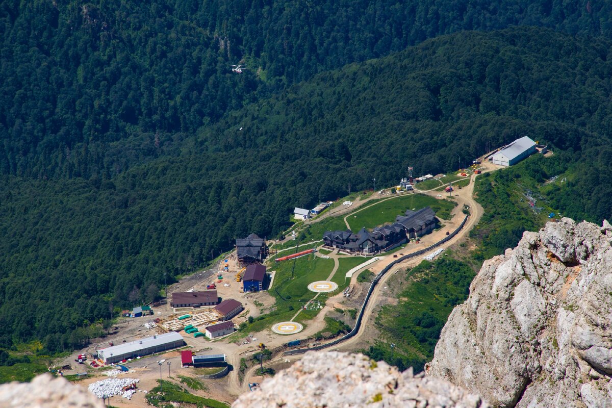 Вертолёт доставляет груз