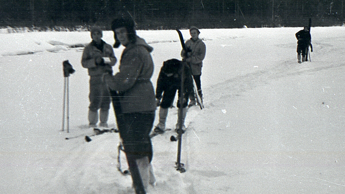 Перевал Дятлова. Члены группы Игоря Дятлова в минуты отдыха.