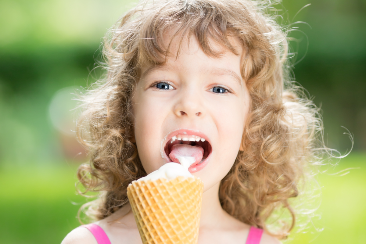 Вкусно ест мороженое. Девочка с мороженым. Девочка ест мороженое. Маленькая девочка с мороженым. Дети едят мороженое.