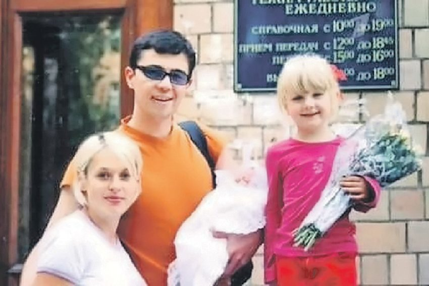 Сергей Бодров мл. с сыном на руках, Светлана и Оля. Фото из открытых источников