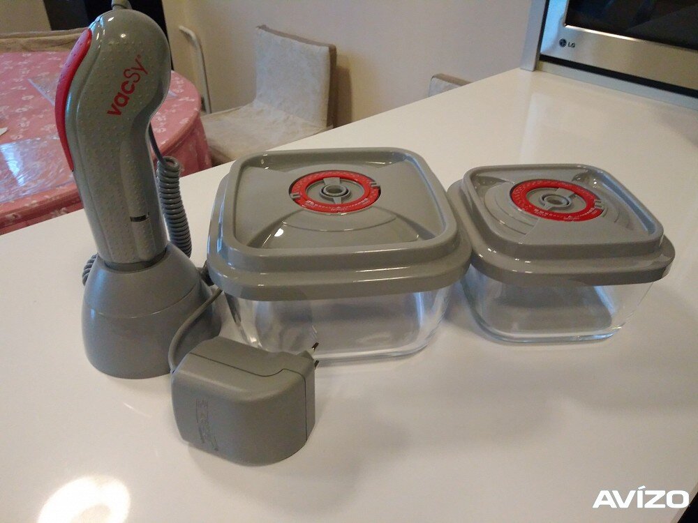 Фото с сайта Avizo. Вакуумный насос и емкости для хранения продуктов vacSy