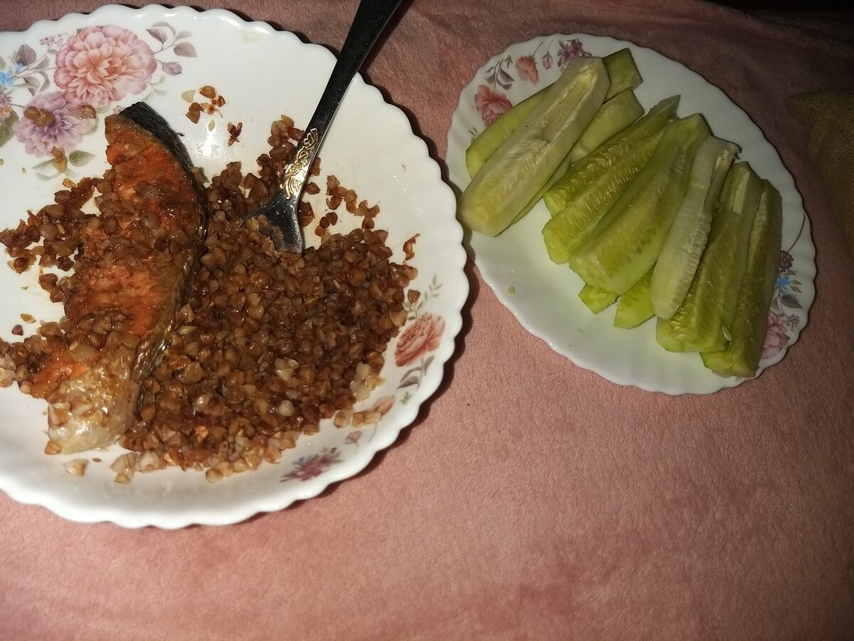       
Гречневая каша (наряду с щами и черным хлебом) занимает почетнейшее место в национальной русской кулинарии. На протяжении многих веков она была и остается желанной гостьей на столе русского человека. Однако каша — лишь одно из многих проявлений этой замечательной крупы. С чем сочетается гречка лучше всего? Об этом - ниже.

Плюсы
Гречневую крупу можно назвать символом национального своеобразия, ведь она обладает набором достоинств, которые особенно ценятся русским народом.

Простота приготовления. С приготовлением справится даже ребенок. Достаточно помыть крупу, залить водой, посолить и, не мешая, вскипятить, пока жидкость не выпарится.
Ясность пропорций. На одну часть гречневой крупы нужно взять две части воды.
Доступность. Практически всегда гречки хватало на всех, ее могли купить даже бедные люди.
Вариативность. Существуют сотни блюд, куда добавляется греча. Эта крупа играет важную роль во время поста, помогает худеющим во время диет, входит в будничный рацион, но при всей своей простоте она не испортит и праздничный стол. Например, в качестве начинки для птицы или рыбы. С чем сочетается гречка еще? С ней комбинируются многие продукты.
Неприхотливость. Гречка растет на самых плохих почвах, не требуя особого ухода. Долго хранится, не плесневея и не становясь прогорклой.
Медоносность. Гречневые поля приносят людям не только крупу, но и вкусный мед.
Сытность. Гречка – надежный источник сил и долговременного ощущения сытости.      Красная рыба — это идеальный источник полезных веществ и витаминов. За счет большого содержания белка и полинасыщенных кислот омега 3, этот продукт рекомендуют обязательно включать в свой рацион во время похудения. Существует масса полезных и простых рецептов, которые содержат минимум калорий и абсолютно безвредны для фигуры!