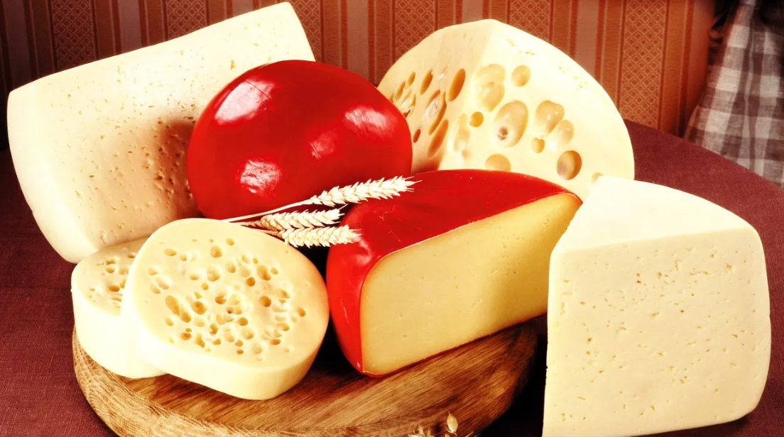 Как понять что сыр испортился в холодильнике. Каменский маслосыркомбинат. Красный сорт сыра. Сыр. Сычужный сыр.