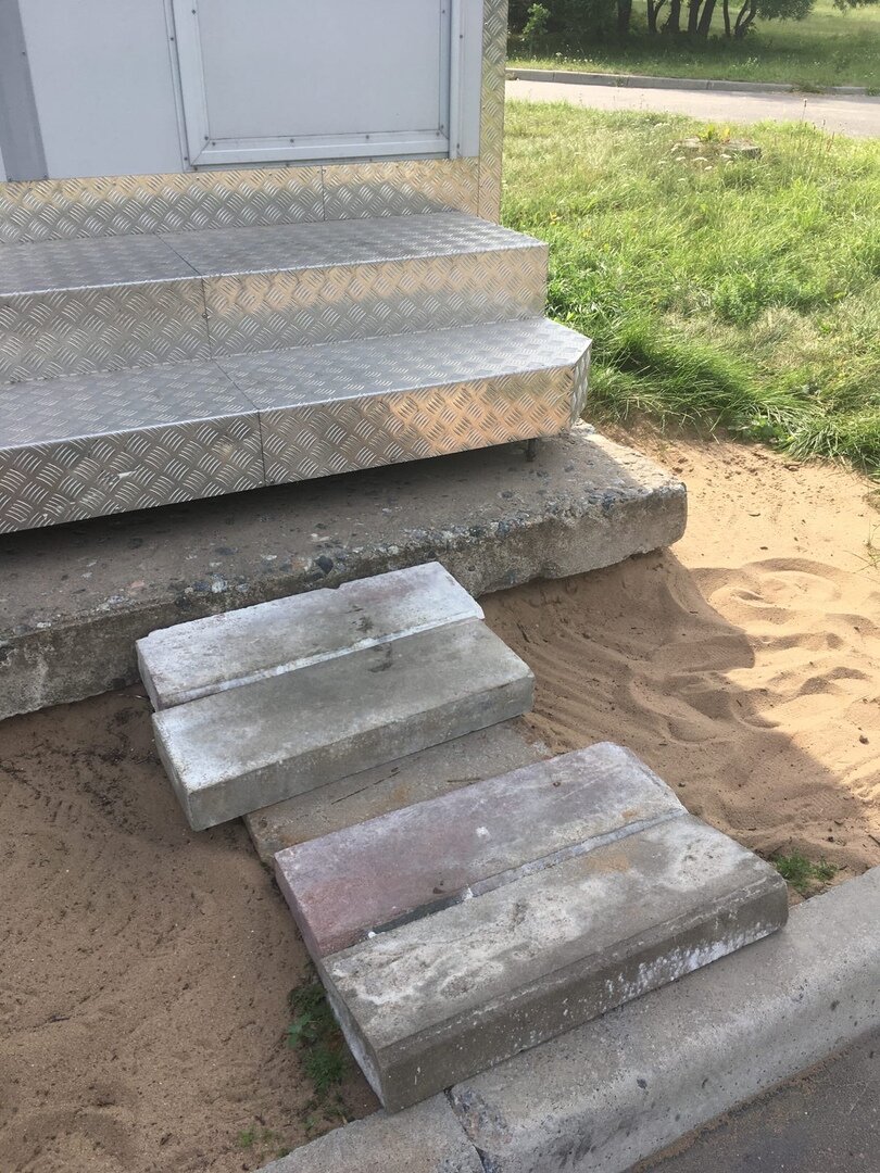 У туалета весьма оригинальные крутые ступени.