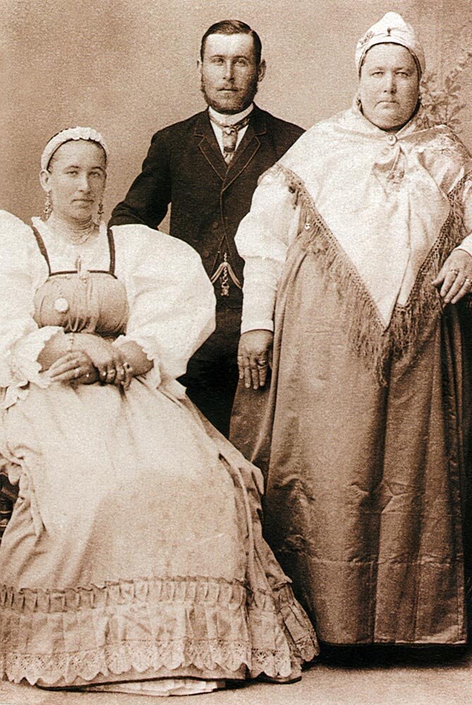 Почему в Российской Империи женщины в отдельных регионах одевались как инкубаторские, в идентичную одежду (до маразма)