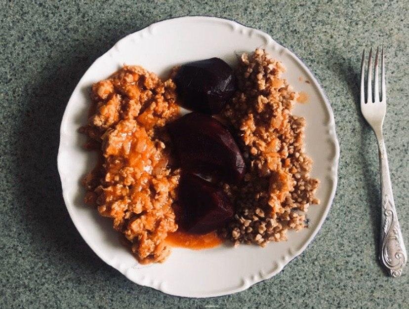 Мой приём пищи ДО перехода на питание «без мяса». Фарш из курицы и говядины в томатной пасте, свекла и гречка