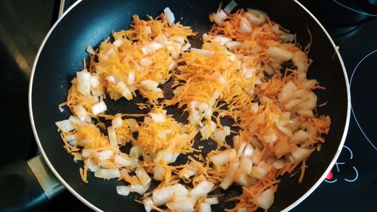 Обжариваем морковь и лук