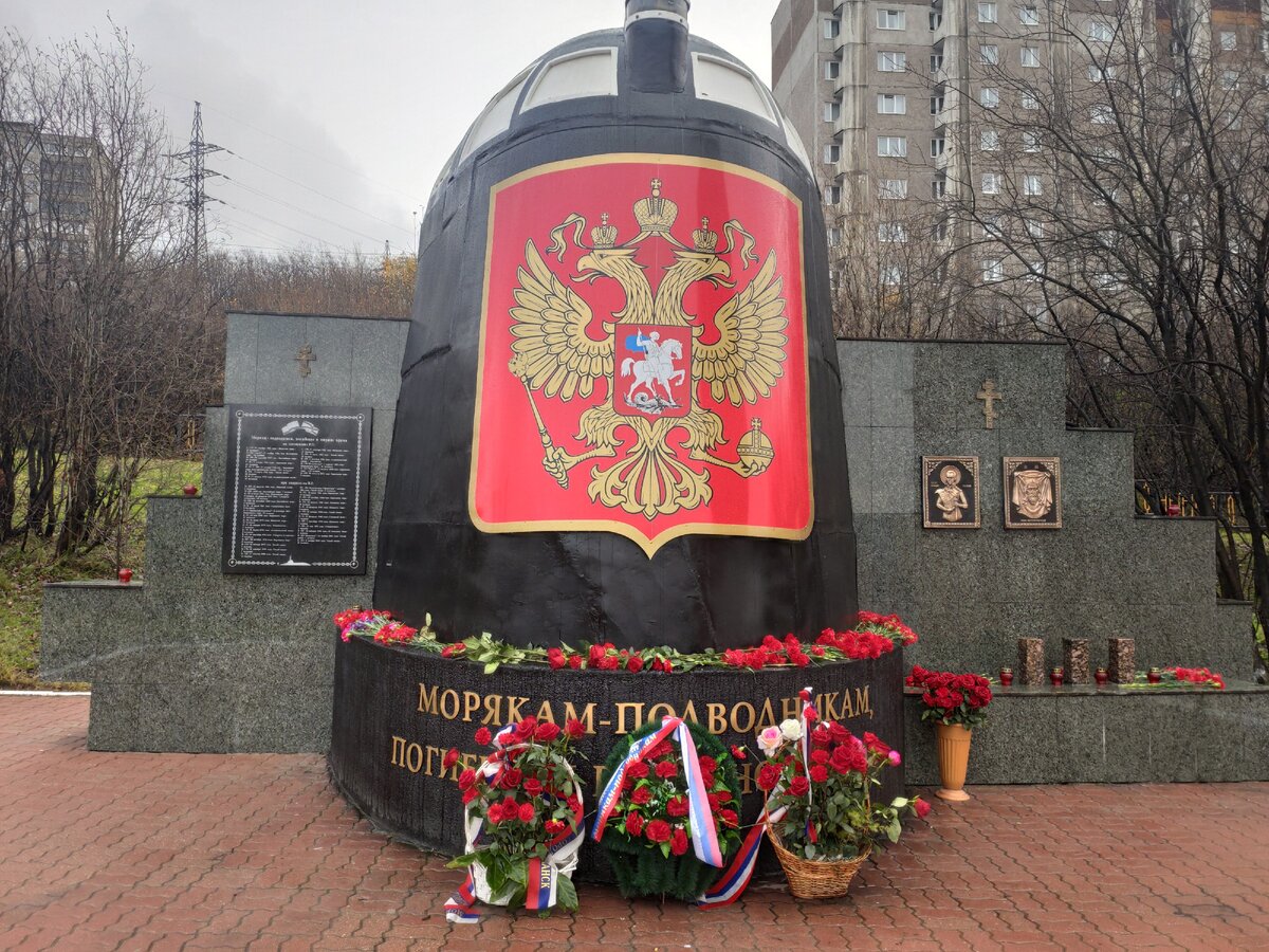 За полярным кругом. По местам памяти. Алеша, Маяк, фрагмент рубки подводной  лодки 