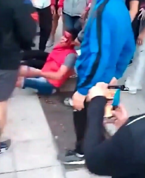 Воришка получил по голове и пытается подняться на ноги, чтобы убежать от Брисы